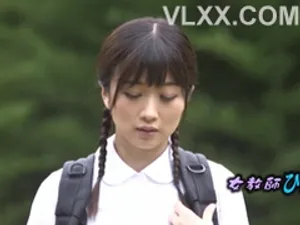 Cô gái mũm mĩm xinh đẹp, bị một con "cặc" to đụ vào hậu môn mà không dùng bao cao su, mặt đỏ bừng và đang tận hưởng điều đó...